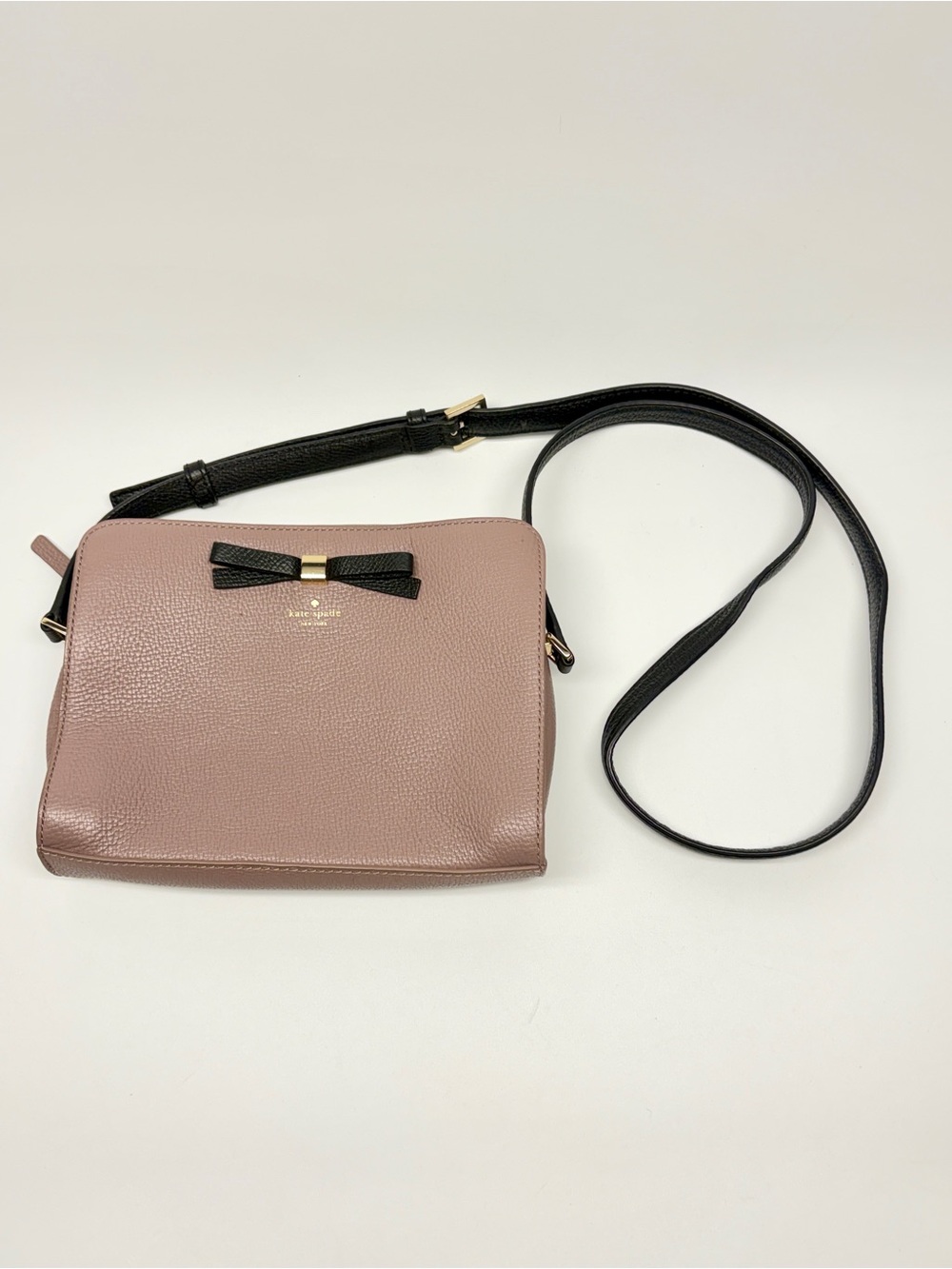 Kate Spade New York Pebbled Leather Crossbody Bag Taupe Black Bow Gold HW